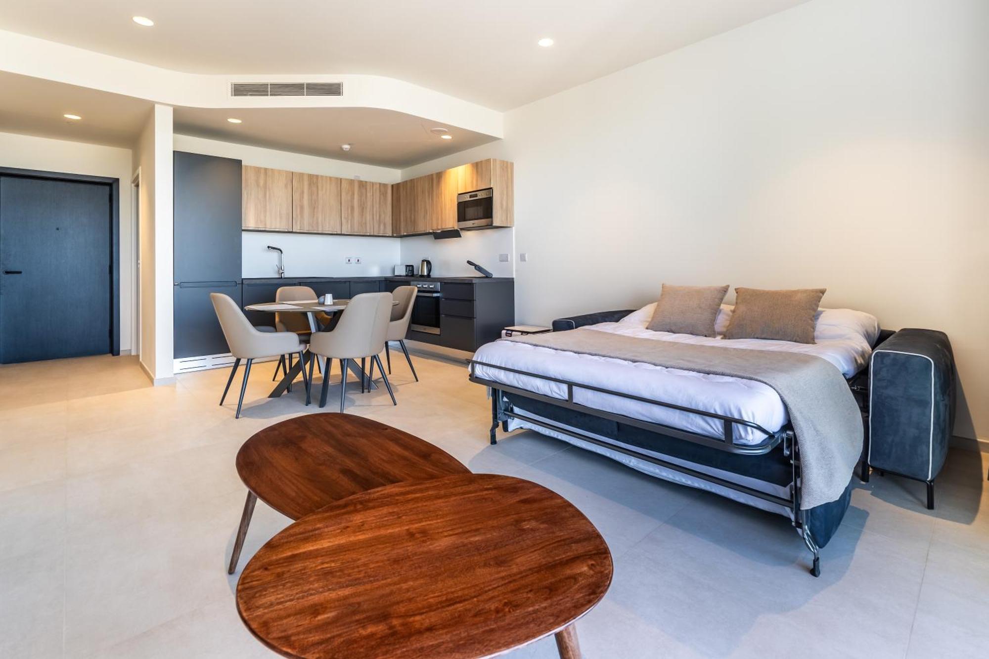 18th Floor Luxury With Common Pool In The Prestigious Mercury Towers By Renowned Zaha Hadid Architects *