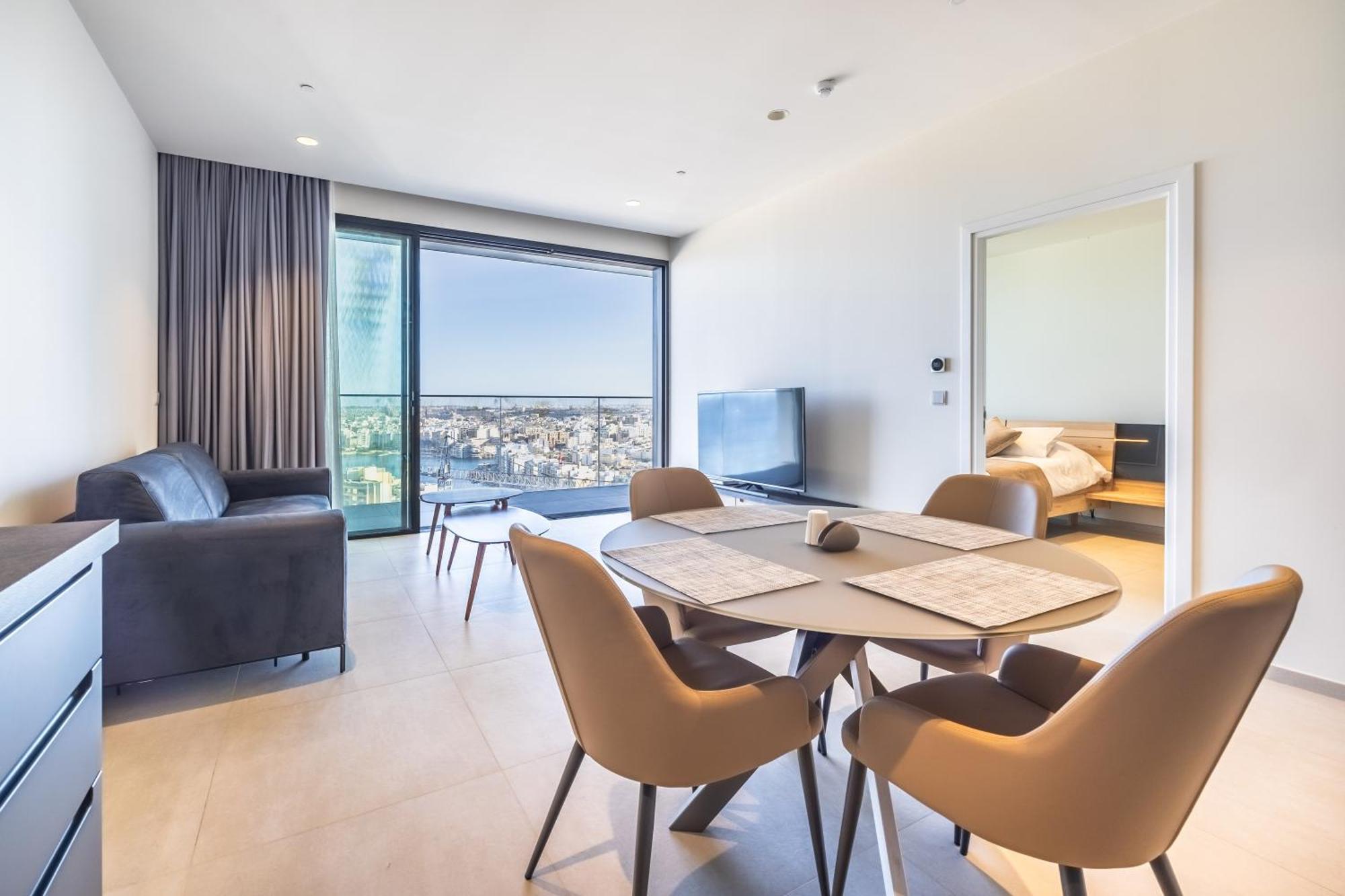 18th Floor Luxury With Common Pool In The Prestigious Mercury Towers By Renowned Zaha Hadid Architects Appartement *
